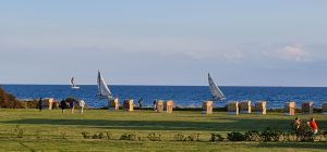 ...der Blick von ihrer Terrasse auf die blaue Ostsee
